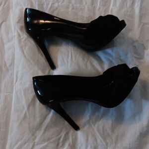 Women's black high patenleather opentoed pumps with velvet tie knot in the front